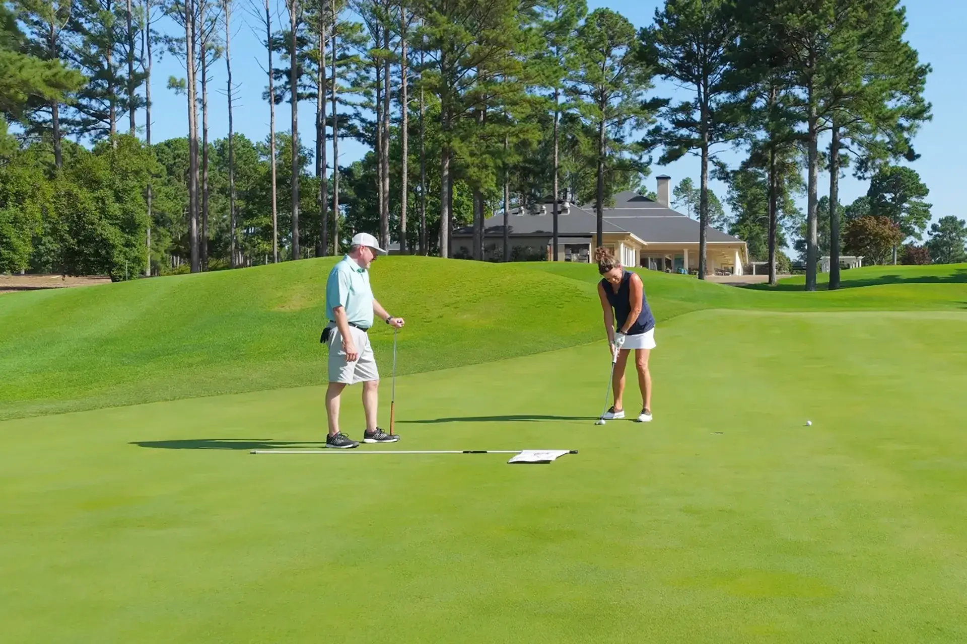 golfer-putting-diamante-country-club